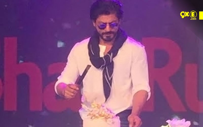 JUST IN: SRK Joins Fans And Media To Celebrate 50th B'day