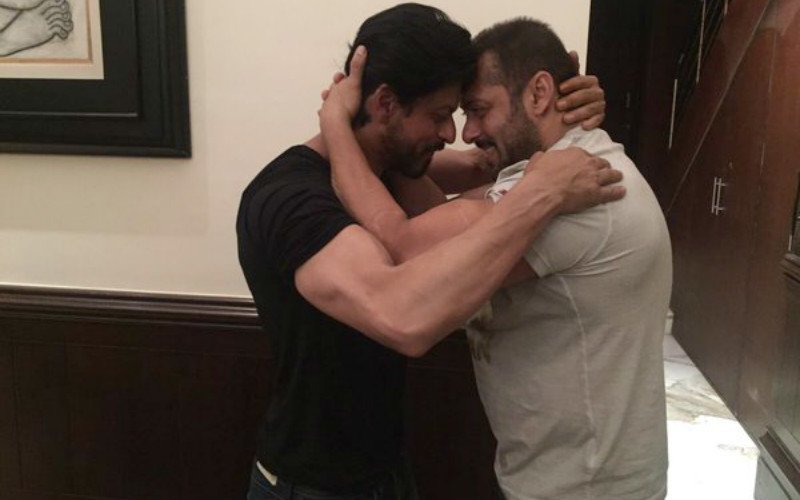 Salman Teaches SRK Some Cool Wrestling Moves