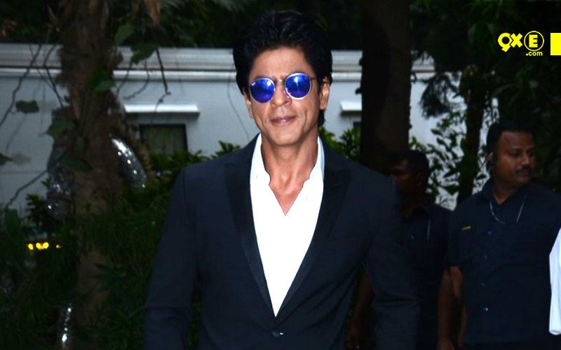Spotted: Shah Rukh Getting Into Fan Mode