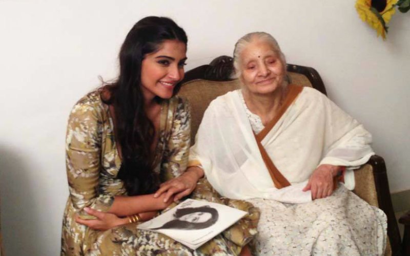 Sonam Kapoor Mourns Neerja Bhanot's Mother's Demise
