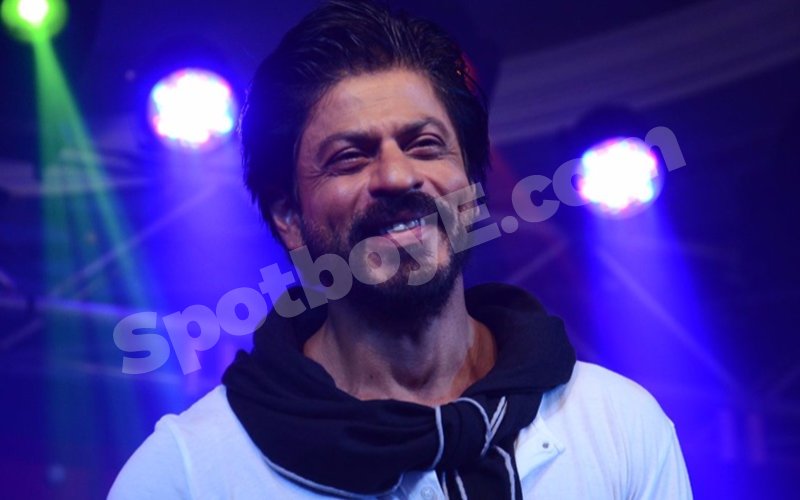 See The Special Gift That Shah Rukh Received From An Artist