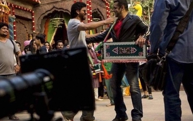 Check out Shah Rukh visiting Salman on his Sultan set