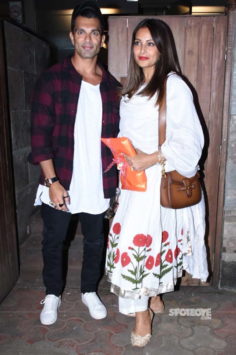 Look who the paparazzi papped in town. Enjoying their dinner date are Bipasha Basu-Karan Singh Grover and Ali Fazal-Richa Chadha (Image Source: Viral Bhayani)