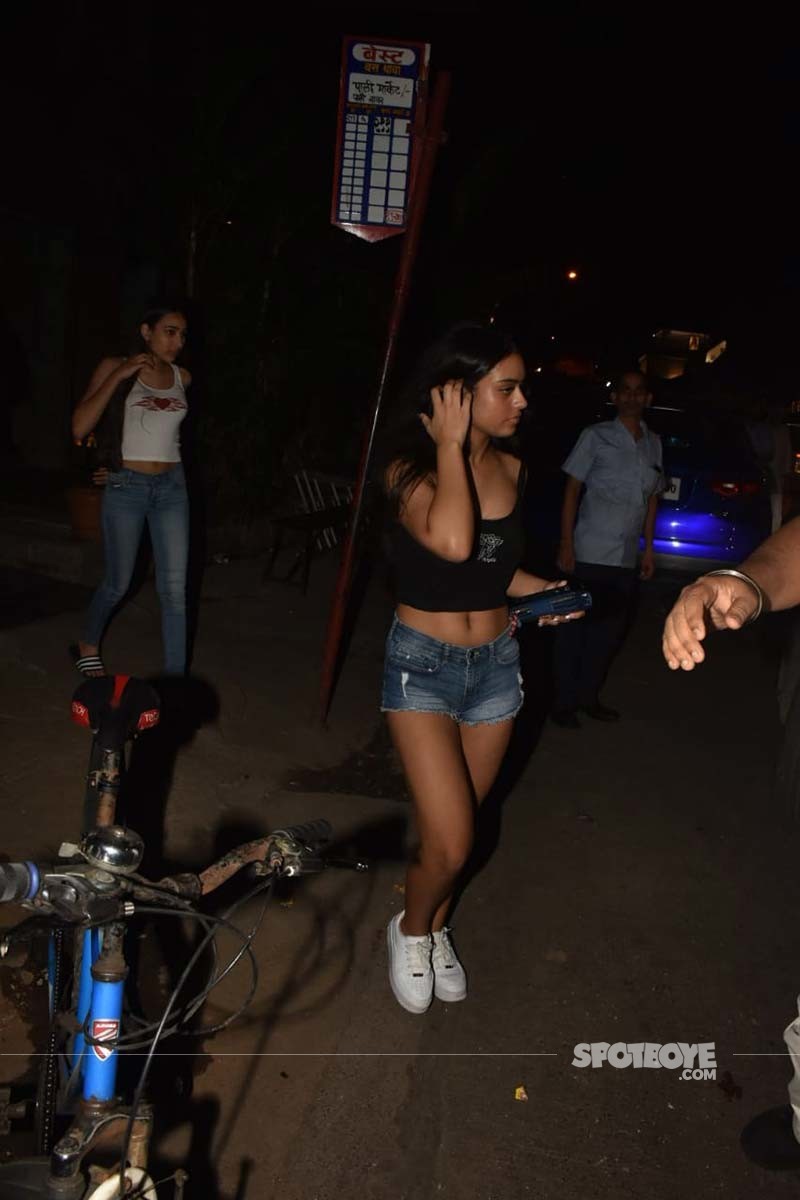 Xx Xx Xx Xx Video Kajol Ajay Devgan - Ajay Devgn And Kajol's Daughter Nyssa Spotted In The City While Flaunting  Her Toned Midriff