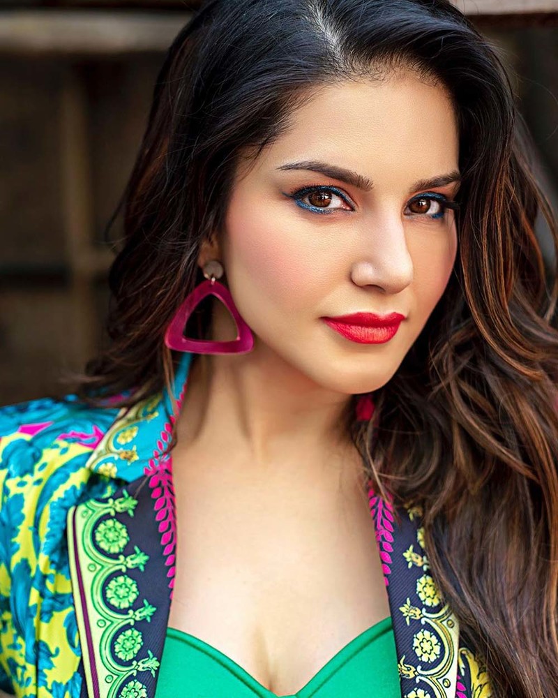 Happy Birthday Sunny Leone: These Pics Prove Red Is The ...