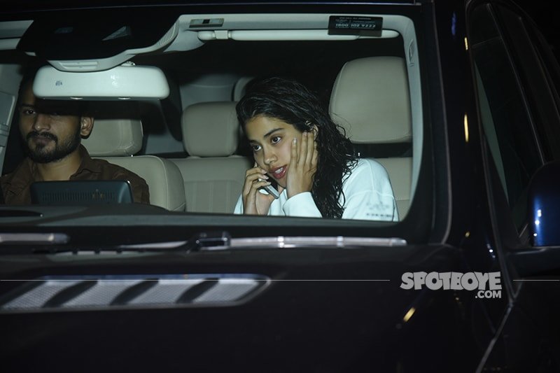 janhvi kapoor busy with her phone