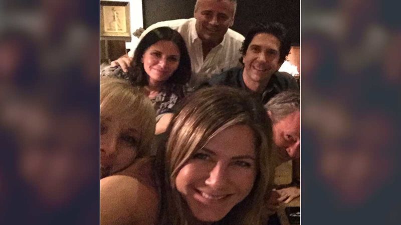 Jennifer Aniston And Courteney Cox Fucking - Jennifer Aniston Joins Instagram With A Friends Reunion Selfie; Fans Advice  Her To Upgrade Her Phone