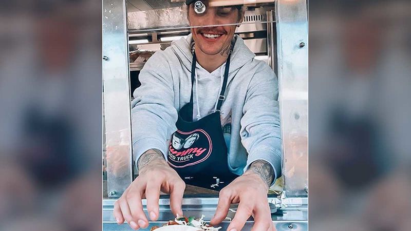 Justin Bieber Sells Tacos To His Customers And Fans At The ‘Yummy’ Food Truck