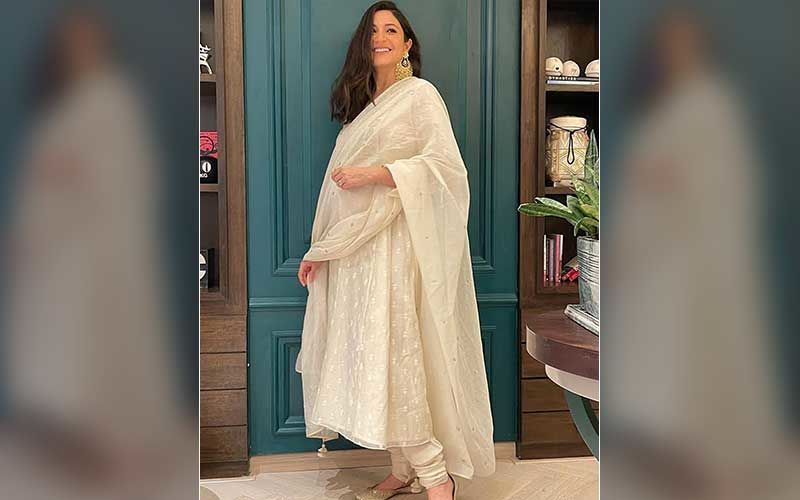 Diwali 2020: Mommy-To-Be Anushka Sharma’s Simple White Anarkali Suit Costs A Fortune; Actress Spend Almost Rs 27K On Her OOTD