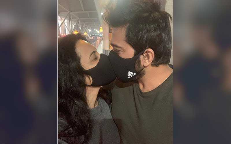 Former Bigg Boss Contestant Kamya Punjabi Exchanges ‘Airport Kissi’ With Hubby Shalabh Dang; Couple Ensures Safety Wearing Masks Is Adorbs