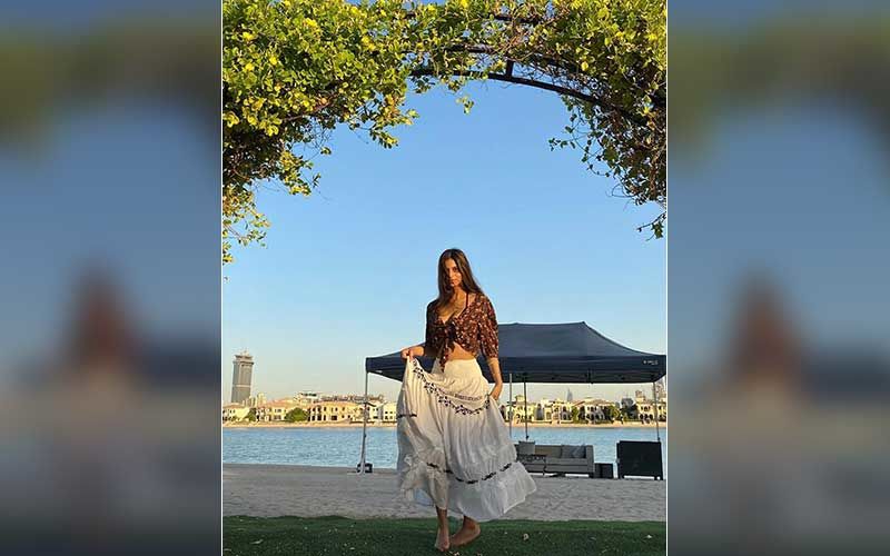 Suhana Khan Shares A Beautiful Sun-Kissed Pic Of Her; Asks Fans To ‘Look’ As She Poses In A Skirt