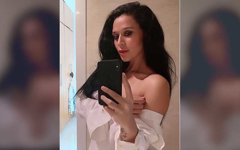 Tiger Shroff’s Sis Krishna Shroff Bedazzles In Sultry Black; Looks Alluring As She Poses For A Steamy Mirror Photoshoot-Pic INSIDE