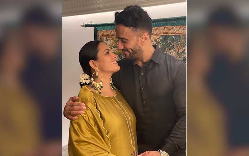 Preggers Anita Hassanandani’s Hubby Rohit Reddy Gives A Sneak-Peek Of ‘Women At Pregnancy Shoots’; Shares Hilarious Pic