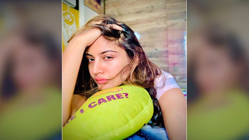 Sanjivani 2 Star Surbhi Chandna Posts Bed Selfie Flaunting Her Radiant Skin; Urges Fans To Wake Her When Lockdown Ends
