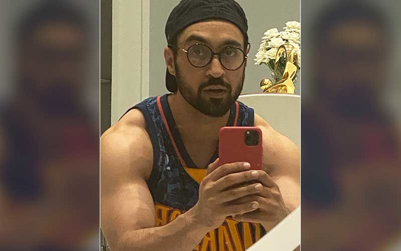 Gabru Diljit Dosanjh's Epic Bicep Game Makes Fan Keep Aside His 'Bhujiya Packet' In Guilt; Check It Out