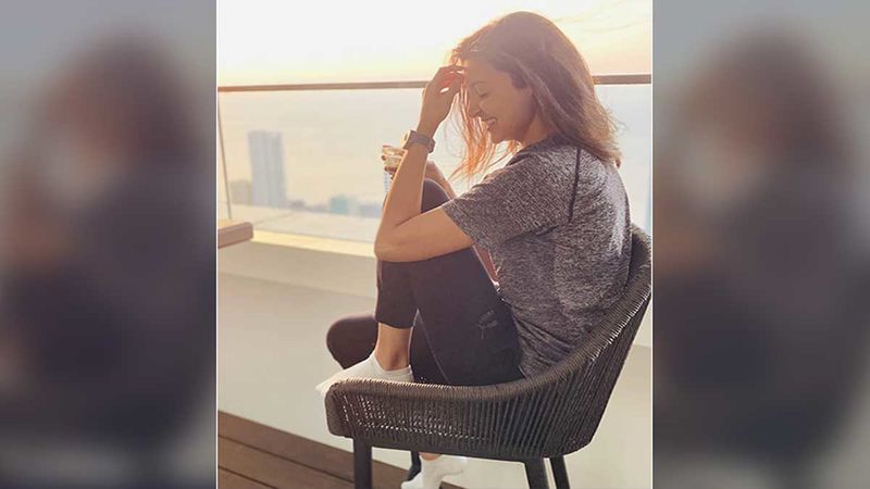 Anushka Sharma Trolls Herself With An Epic Meme Just To Make Her Bored Fans Laugh; Shares Before And After Quarantine Look-PIC