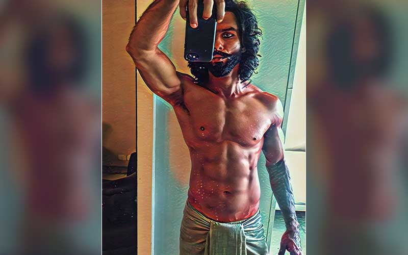 Shahid Kapoor Shares A Drool-Worthy Throwback Selfie Posing As Maharawal Ratan Singh; Fans Say ‘Oh My God’