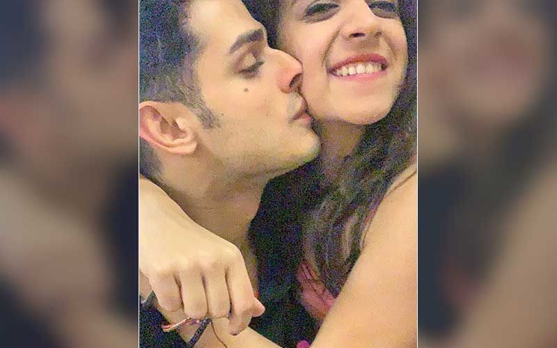 Benafsha Soonawalla Shares An Adorable Video With Her Timepass Partner Priyank Sharma; Lovebirds Flaunt Their Double-Chin In Style