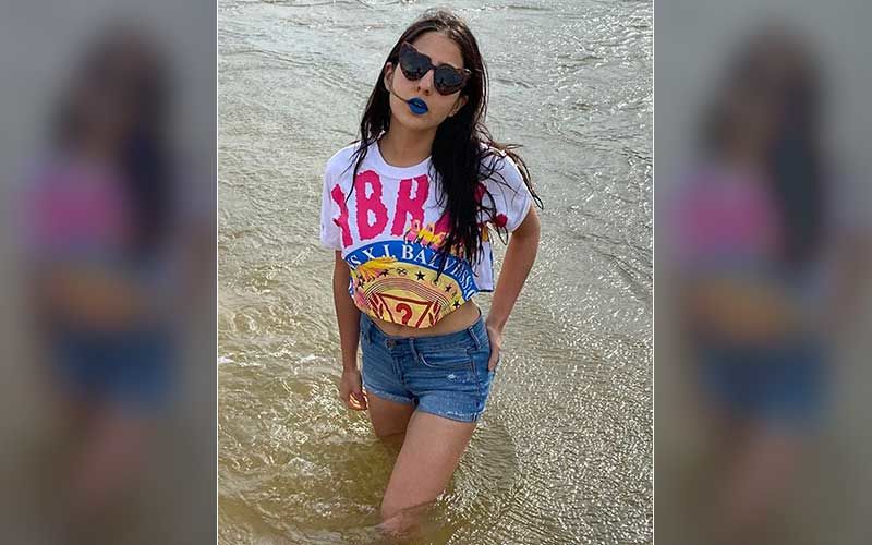 Sara Ali Khan Is ‘Back To Blue’ In Her Latest Beach Pics; Her Bold Turquoise Lips Reminds Us Of Aishwarya Rai Bachchan's 2016 Cannes Lip Colour
