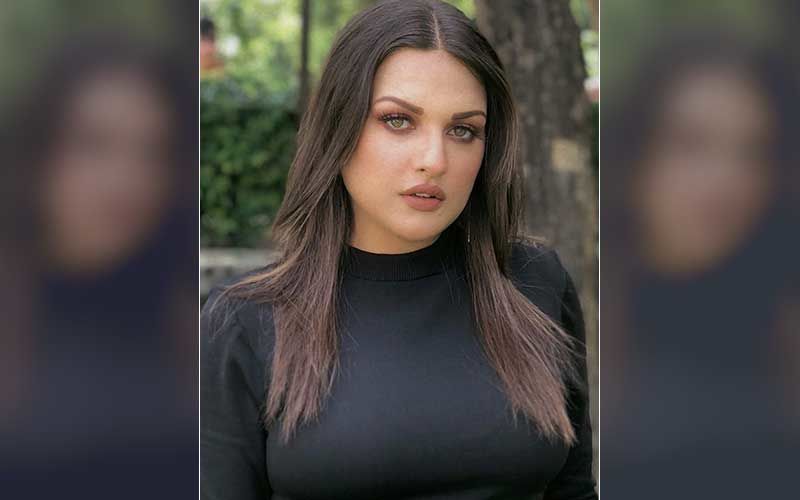 Bigg Boss 13’s Himanshi Khurana Sizzles In A Hot Black Gown; Looks Super Impressive As She Strikes A Sexy Pose