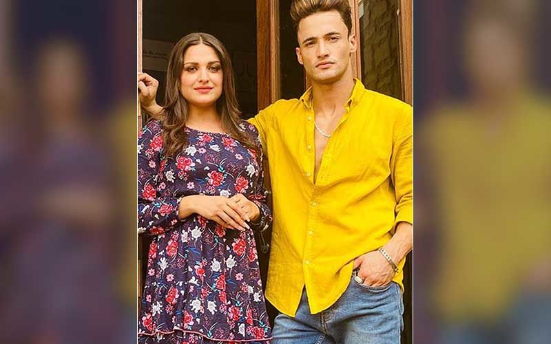 Asim Riaz Shares An Unseen Sun-Kissed Pic With Ladylove Himanshi Khurana; Bigg Boss 13 Runner-Up Wants Fans To Keep Watching Afsos Karoge