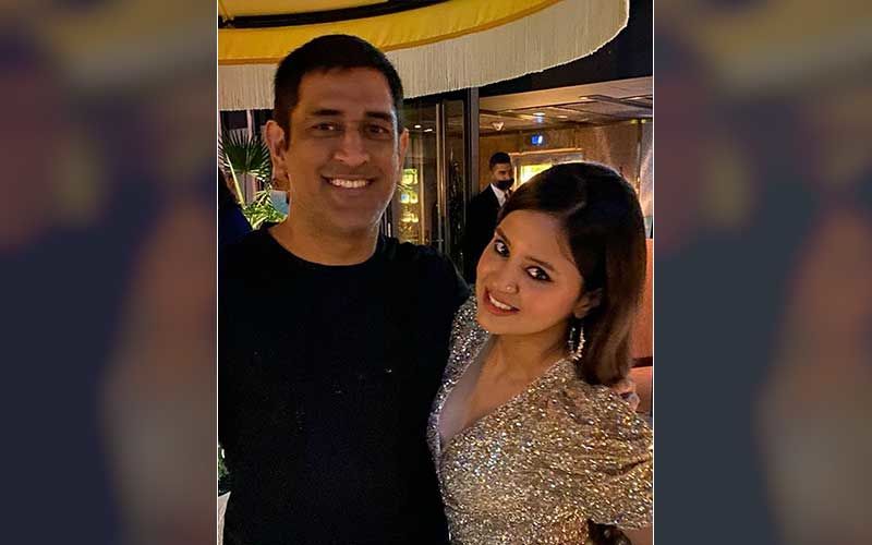 MS Dhoni Is Surrounded By Wife Sakshi Dhoni And Her Girl Gang; Former Skipper Makes The Cutest Expressions Ever-Video
