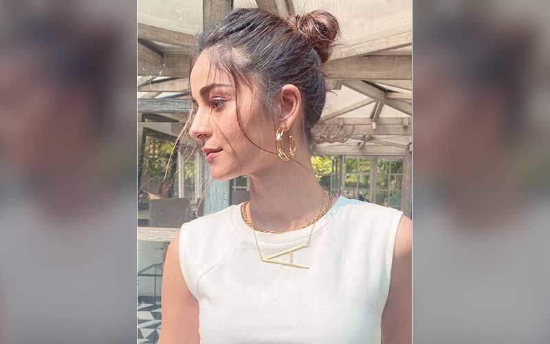 Ananya Panday Adds Up ‘A Little Bit Alexis’ To Her Sassy Outfit; Flaunts Her Schitt’s Creek Inspired Necklace In A Stunning Sun-Kissed Pic