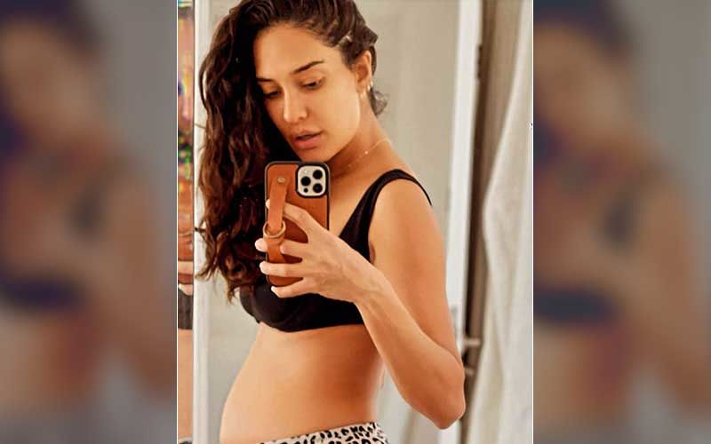 Preggers Lisa Haydon Drops A Mirror Selfie Flaunting Her Baby Bump In Tights And A Crop Top; Shares Before Workout Pic