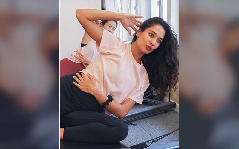 Lisa Haydon Drops A Fun Video Dancing With Her Friends; Flaunts Her Baby Bump While Performing Killer Moves-WATCH