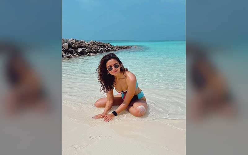 Alia Bhatt Enjoys The Maldivian Blue Seas Wearing Multi-Coloured Tube Bikini; Soaks In Water On A Beach Like A True Piscean
