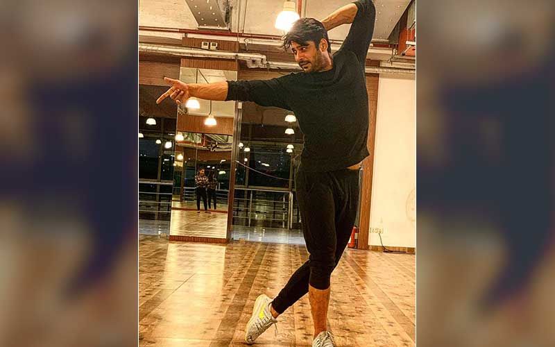 Bigg Boss 13 Winner Sidharth Shukla Strikes A Perfect Dance Pose; Fans ‘Super Excited’ As Actor Reveals ‘Something’s Coming Up’