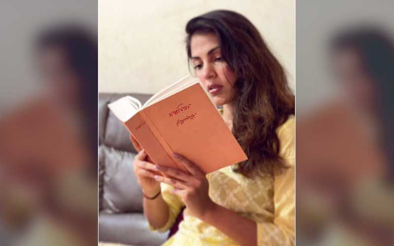 Sushant Singh Rajput’s Ex-Girlfriend Rhea Chakraborty Says She Is ‘Keeping The Faith’; Shares A Pic Reading Rabindranath Tagore’s Gitanjali