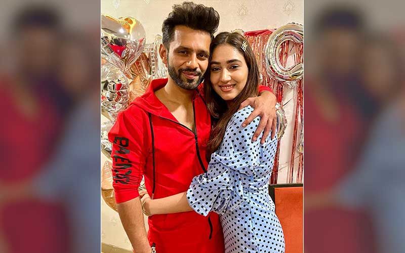 Rahul Vaidya Is Spotted As He Heads Out With Disha Parmar For A Burger; Bigg Boss 14 Runner-Up Poses For Pics With Fans-Video