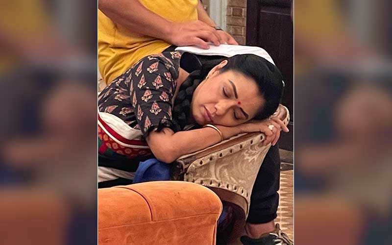 Anupamaa Fame Rupali Ganguly Is Caught On Camera While Taking A Nap On The Set; Actress Says ‘Nidra- Aasana Is The Only Aasan I Have Mastered’