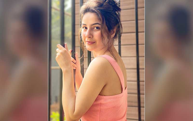 Shehnaaz Gill’s Video Featuring Team Member Helping Her Put On Footwear Goes Viral; Bigg Boss 13 Fame Gets Brutally Trolled, Netizens Say ‘Very Bad Sana’