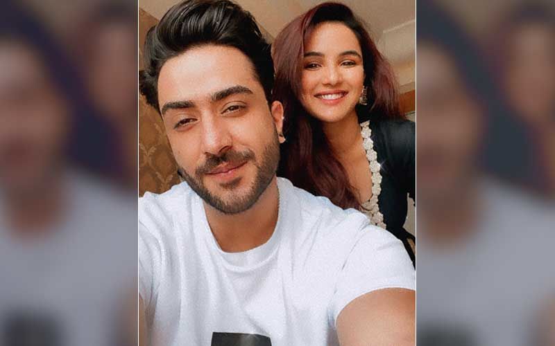 2 Phone: Ahead Of Song Release, Aly Goni Treats JasLy Fans With A Cute Selfie With Ladylove Jasmin Bhasin- See Pic