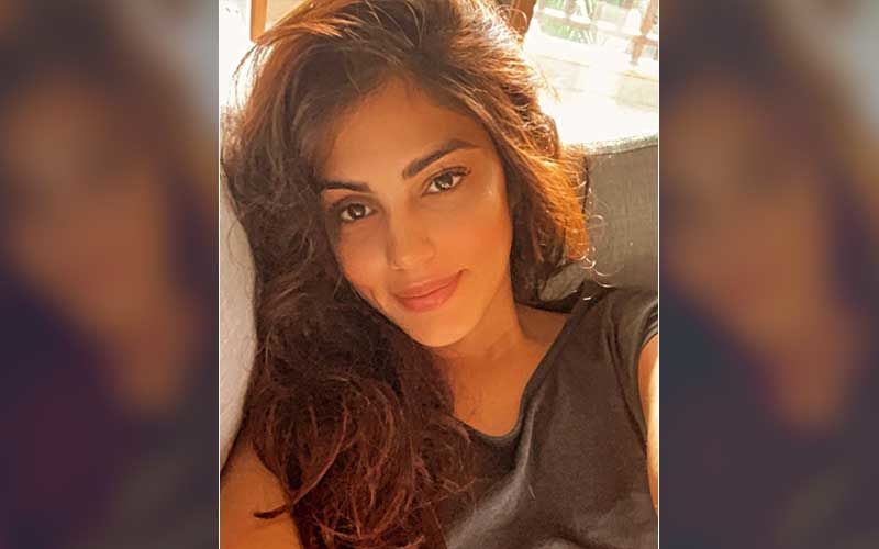Rhea Chakraborty Posts A Surreal Sun-Kissed Picture Of Her With A Motivating Message; Says ‘Be Your Own Sunshine’
