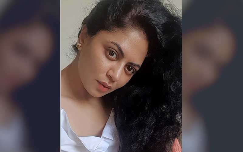 Bigg Boss 14’s Kavita Kaushik Slams A Troll Who Calls Her ‘Budhi Ghodi’; Responds With A Befitting Reply, Asks ‘Iss Desh Mei Umar Badhna Paap Hai Kya?’