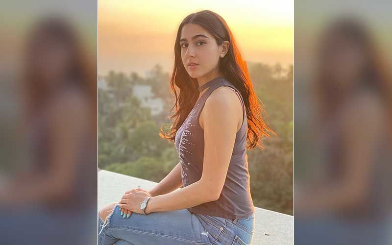 Sara Ali Khan Celebrates Her Birthday With The Paparazzi; Cuts A Mouth-Watering Chocolate Cake On The Special Day-Video