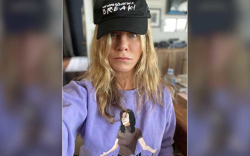 Jennifer Aniston Looks Too Cute In A Friends Cap And Tee Says We Were So Not On A Break Is David Schwimmer Listening