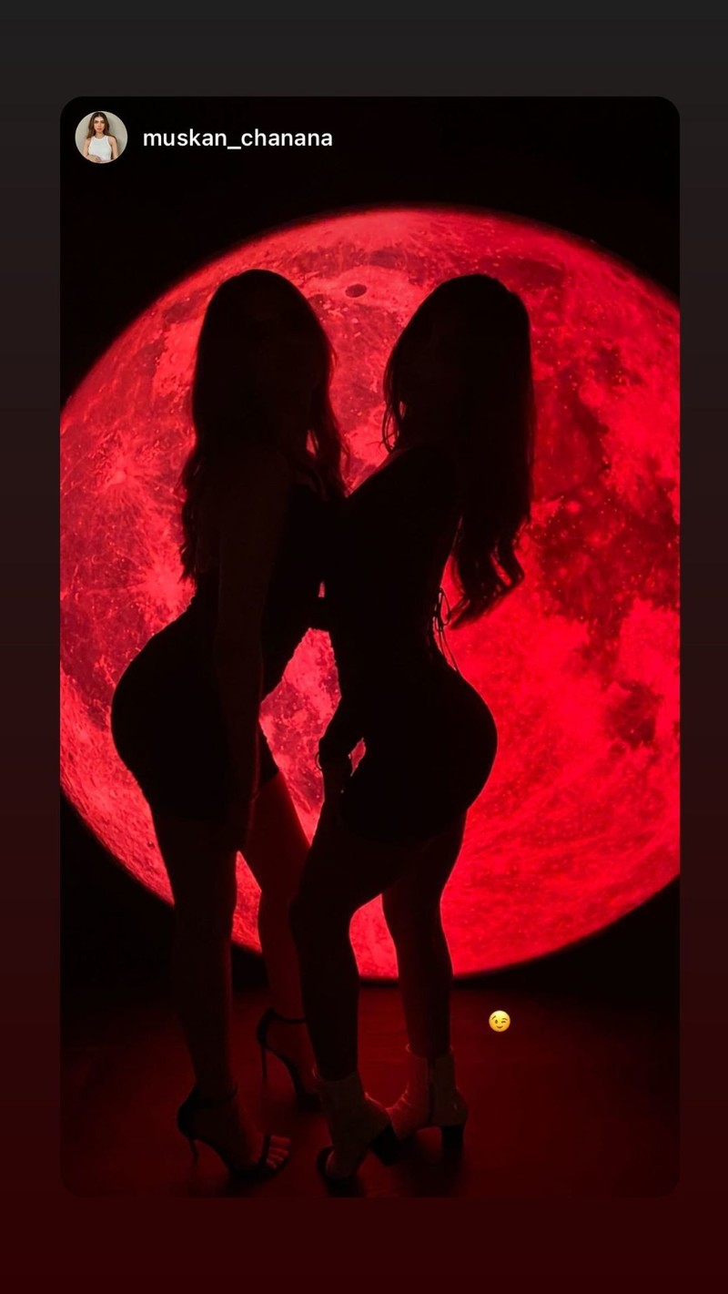 Suhana Khan Xxx Video - Suhana Khan Strikes A Sexy Pose With Her Friend Against A Full Red Moon  Silhouette Photo; Looks Like A Goddess