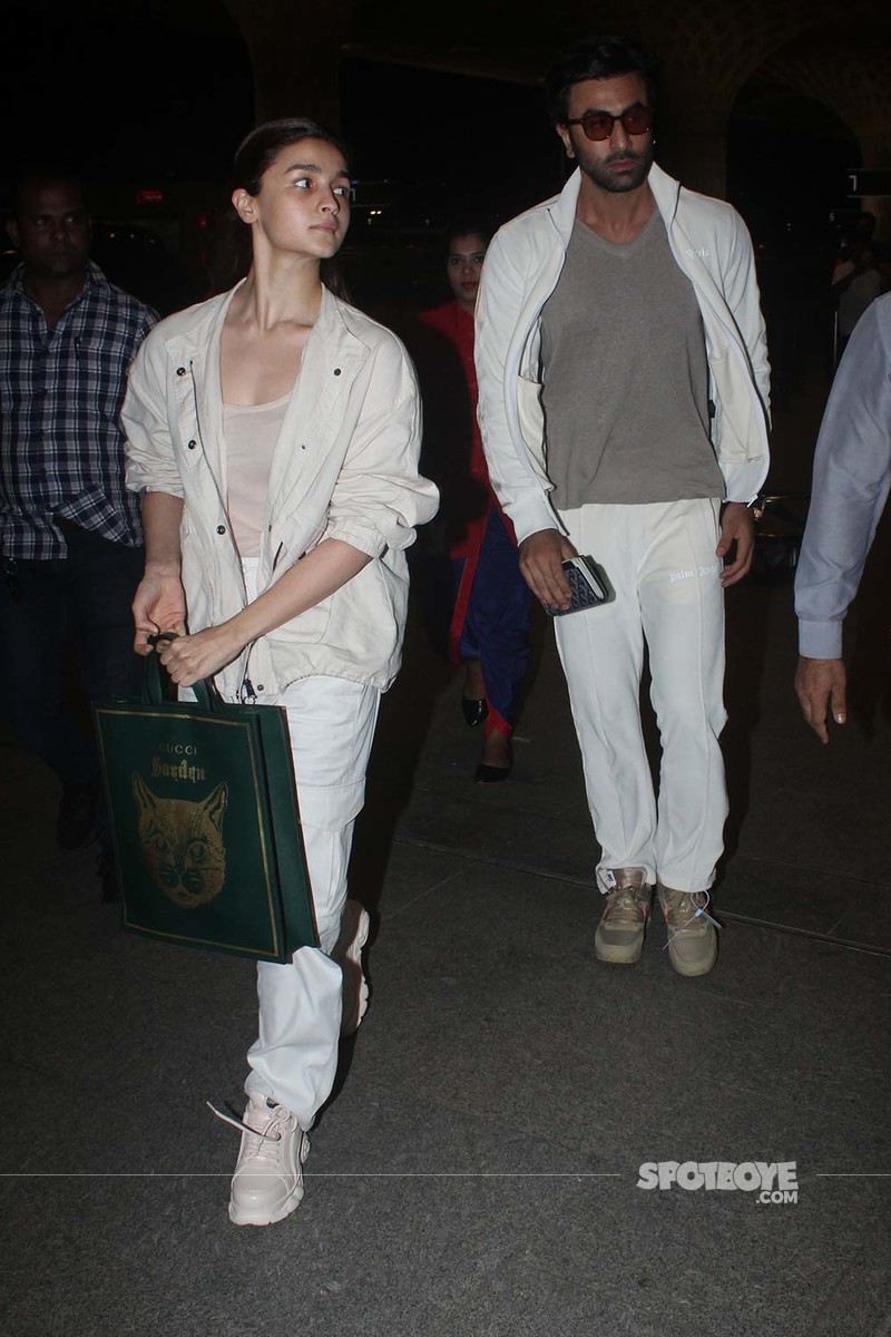 Lovebirds Alia Bhatt-Ranbir Kapoor Twin In White As They Leave For  Brahmastra Shoot