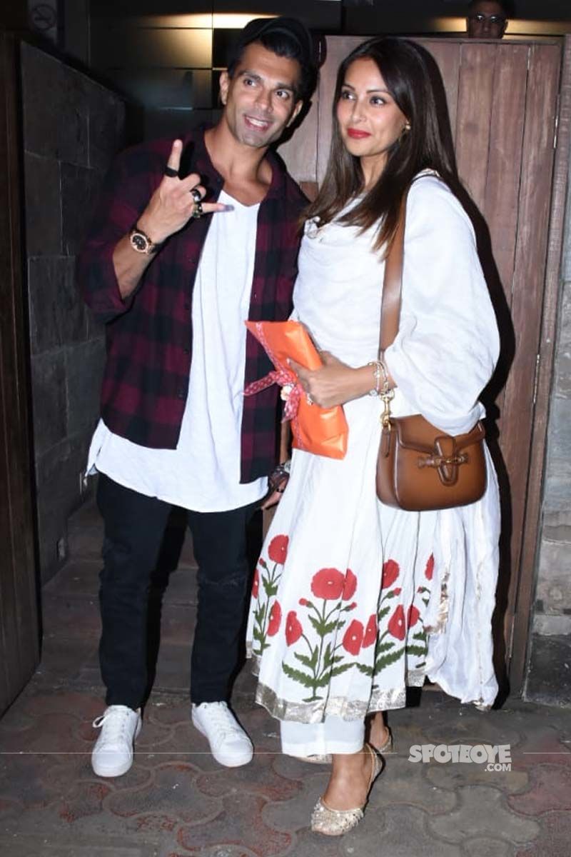 Bipasha Basu and Karan Singh Grover smiling for the photogs were clicked stepping out of a plush restaurant in Bandra (Image Source: Viral Bhayani)