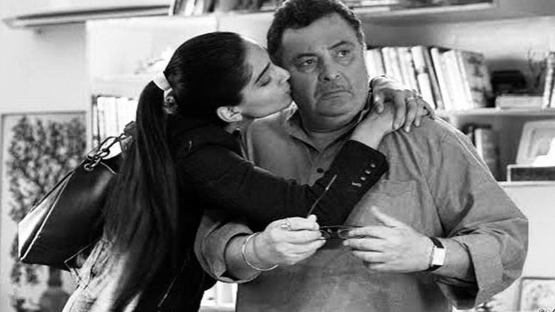 Rishi Kapoor Dies Of Cancer: Sonam Kapoor Plants A Peck On Rishi Kapoor's Cheeks In This Moving Picture; Says 'I'm Sorry Couldn't Say Bye Properly'