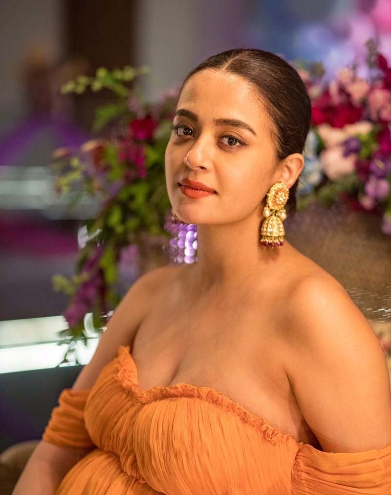 X 上的 Tadka Bollywood：「@SurveenChawla Looks Ethereal In Saree at Her 'Godh  Bharai' Ceremony #surveenchawla #godbharai #momtobe #pregnancy #lovely  #star #pretty  / X