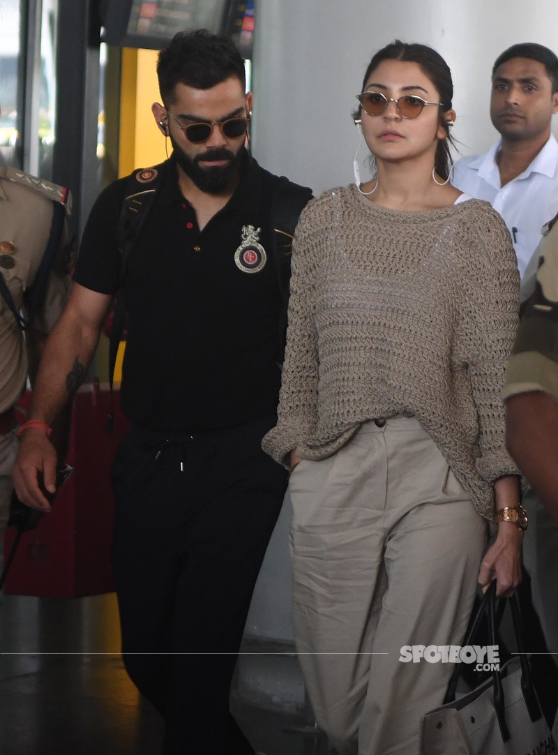 Celebs obsessed with airport looks! Anushka Sharma wore tote bag