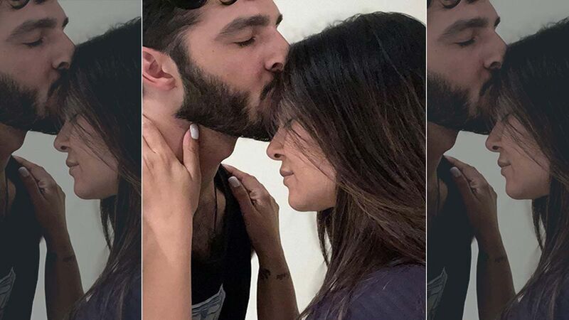 Sushmita Sen's Ex Rohman Shawl Protects Her From Crowd As They Get Spotted For The First Time Post Break-Up; Fans Ask, 'Patch Up Hogaya?' -WATCH VIDEO