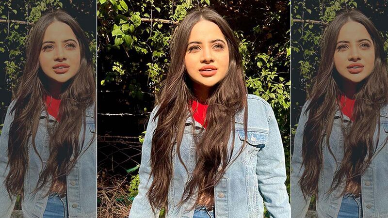 Netizens Applaud Urfi Javed For Her Sweet Gesture Towards A Fan Who Came Ahead For Selfie; Says 'Jo Bhi Ho Dil Ki Achi Bandi Hai'-  WATCH