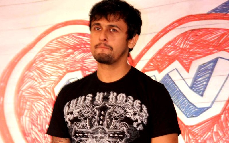 Sonu Nigam Gets Emotional At His First Live Appearance After Injury