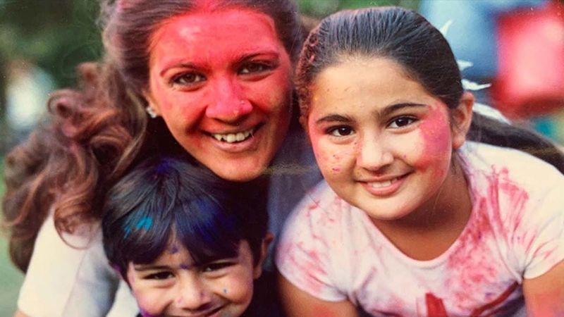 Sara Ali Khan Shares An Old Picture From Her Holi Celebration, Gushes Over Mommy Amrita Singh Calling Her 'Dearest Original Protector'